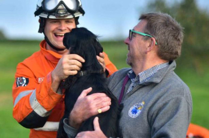 暗い井戸の底で2週間を生き延びた1匹の犬「ボビー」が救出される