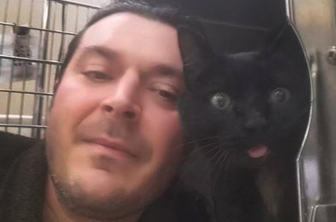 飼い主に捨てられ道路で瀕死の黒猫を1人のトラック運転手が救う