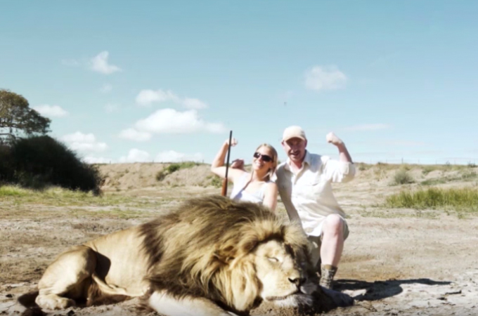 野生のライオンを殺し記念撮影する女性。その後、女性に起きた罰とは