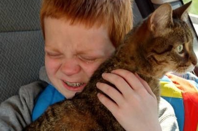 自閉症の少年が行方不明になった愛猫と再会。愛猫を抱き寄せる姿に思わず涙