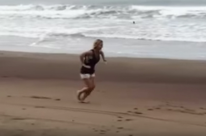 【動画】海でバク転に挑戦した女性が失敗し転倒。愛犬が「大丈夫？」と駆け寄り、次の瞬間に起こった悲劇とは