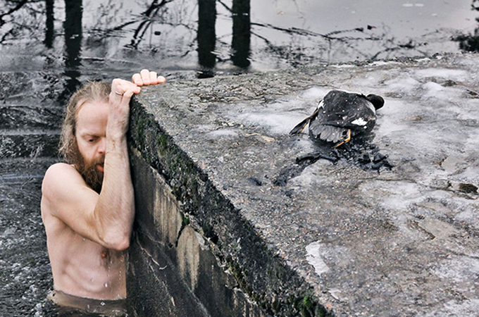 凍った湖に閉じ込められた鳥！命の危険を顧みず救い出した男性の勇気ある行動に感動