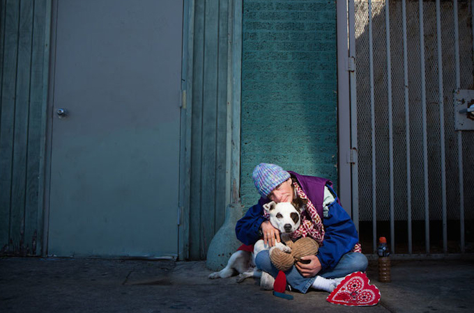 ホームレスと動物との友情に心温まる写真