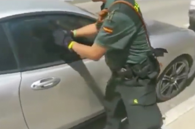 40℃を超える真夏日の車内に置き去りにされたピットブルを救出する警察官
