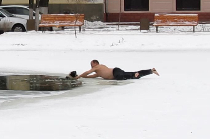 氷が張る池に落ちた犬。命の危機が迫る中、1人の男性が救出を行う
