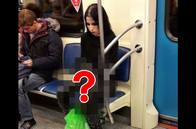 地下鉄に乗っている飼い主とあるペットの以外な写真がSNSに投稿され、今も世界で拡散中。