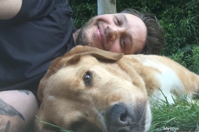トム・ハーディが愛した愛犬が亡くなり、その追悼メッセージ動画を公開。世界中の人が涙する。