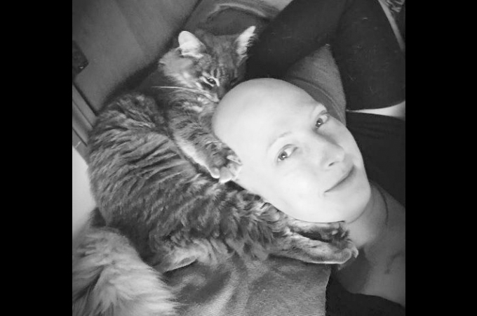 ガンの治療によって髪の毛を失った女性。その女性の心と体を支え続けた愛猫の存在とは。