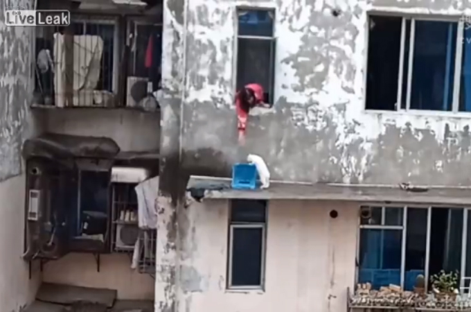 7階の窓の外で鳴いている猫。不憫に思った女性がイスを使って猫を救助する。